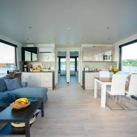 Úszó hotel Hausboot The Hideaway Lp25 *