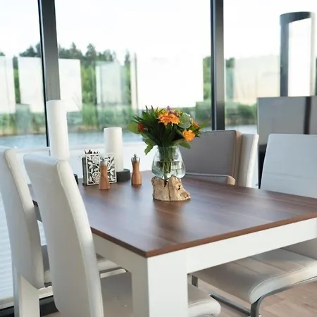 Hausboot The Hideaway Lp25 Úszó hotel